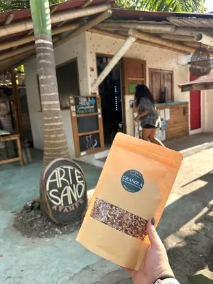 Fachada de ArteSano Market en Ayampe con el cartel del logo